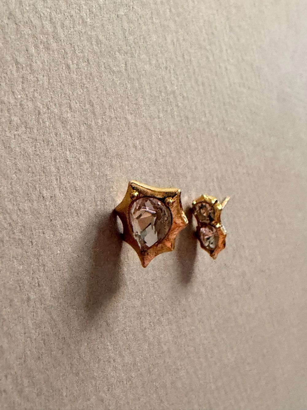 Gold minimalist Stud Earrings A2151 - Picture 6 of 7